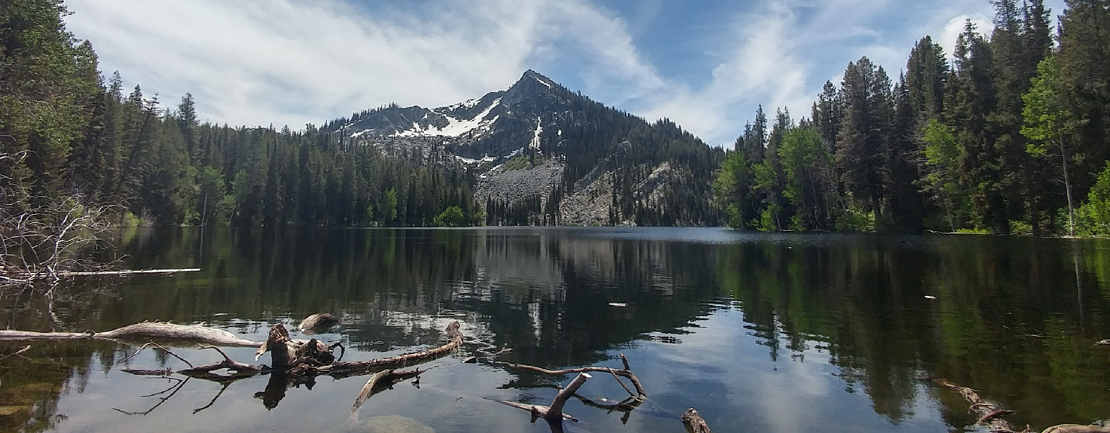 Lago rodeado de bosque y montañas